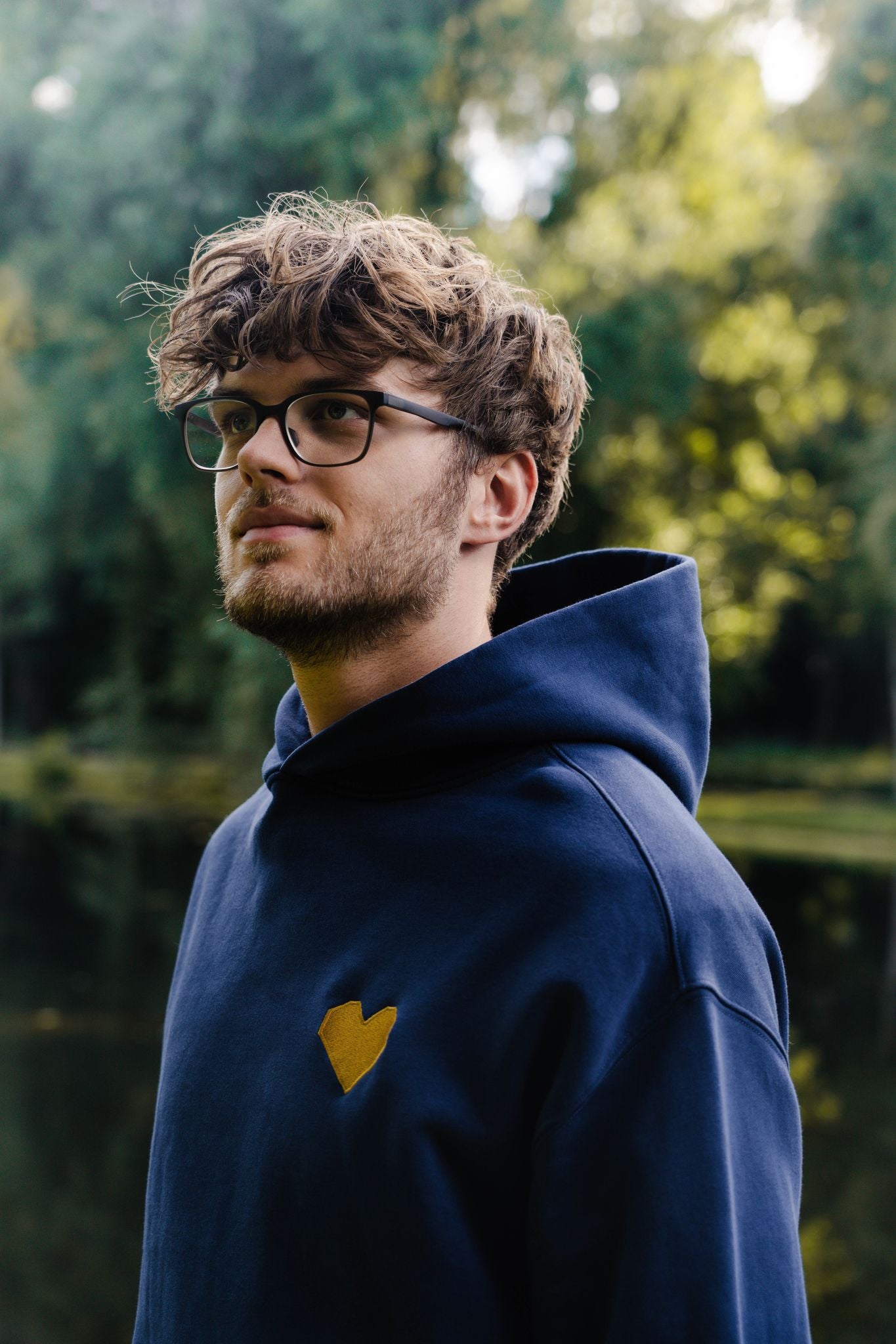 TRØBL oversized hoodie met hart op de borst – unisex model in blauw met relaxte pasvorm en zachte binnenkant