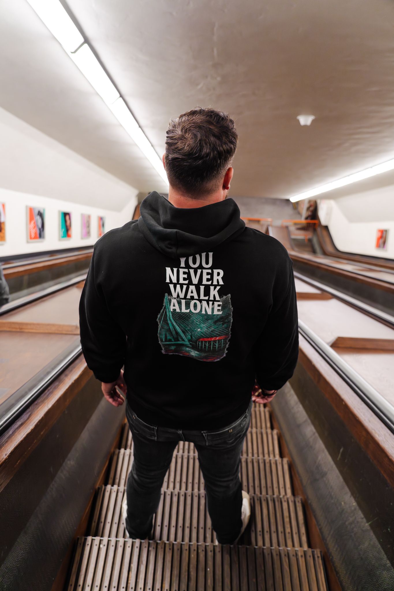 TRØBL oversized hoodie met rauw design van Rotterdam, De Kuip en geloof. Met “You Never Walk Alone” als krachtig statement. Draagbaar, stoer en eerlijk gemaakt.