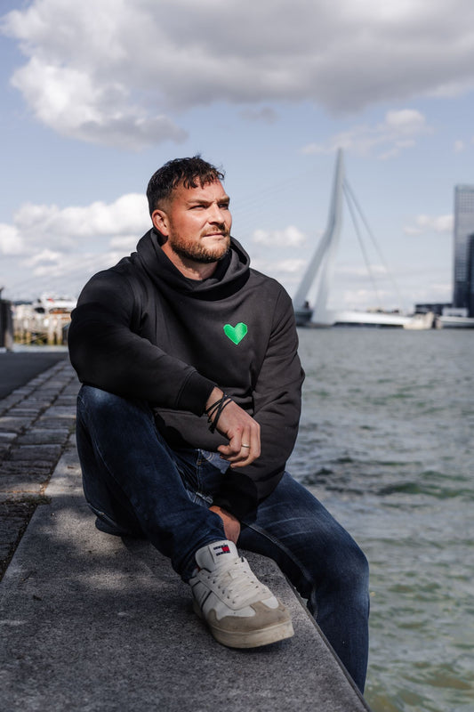 TRØBL oversized hoodie met rauw design van Rotterdam, De Kuip en geloof. Met “You Never Walk Alone” als krachtig statement. Draagbaar, stoer en eerlijk gemaakt.