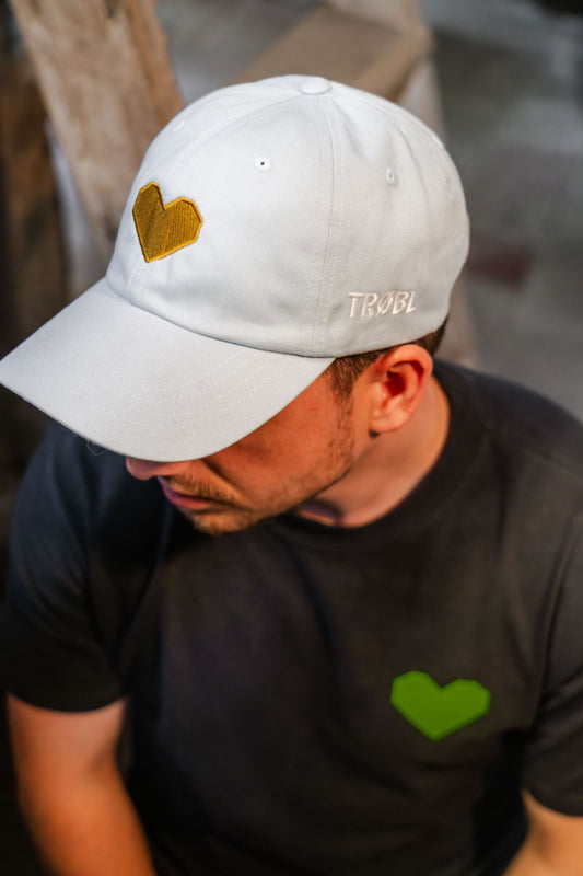 TRØBL Pet – Geborduurd Hart Goud | Katoen | Streetwear 2