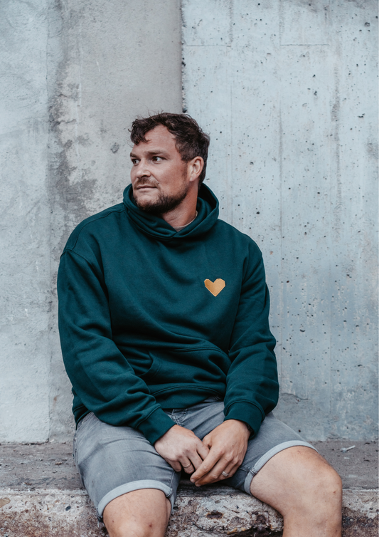 TRØBL oversized hoodie met hart op de borst – unisex model in groen met relaxte pasvorm en zachte binnenkant