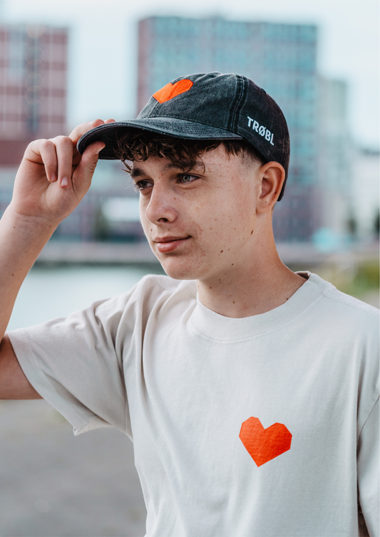 TRØBL Pet – Geborduurd Hart Rood | Katoen | Streetwear