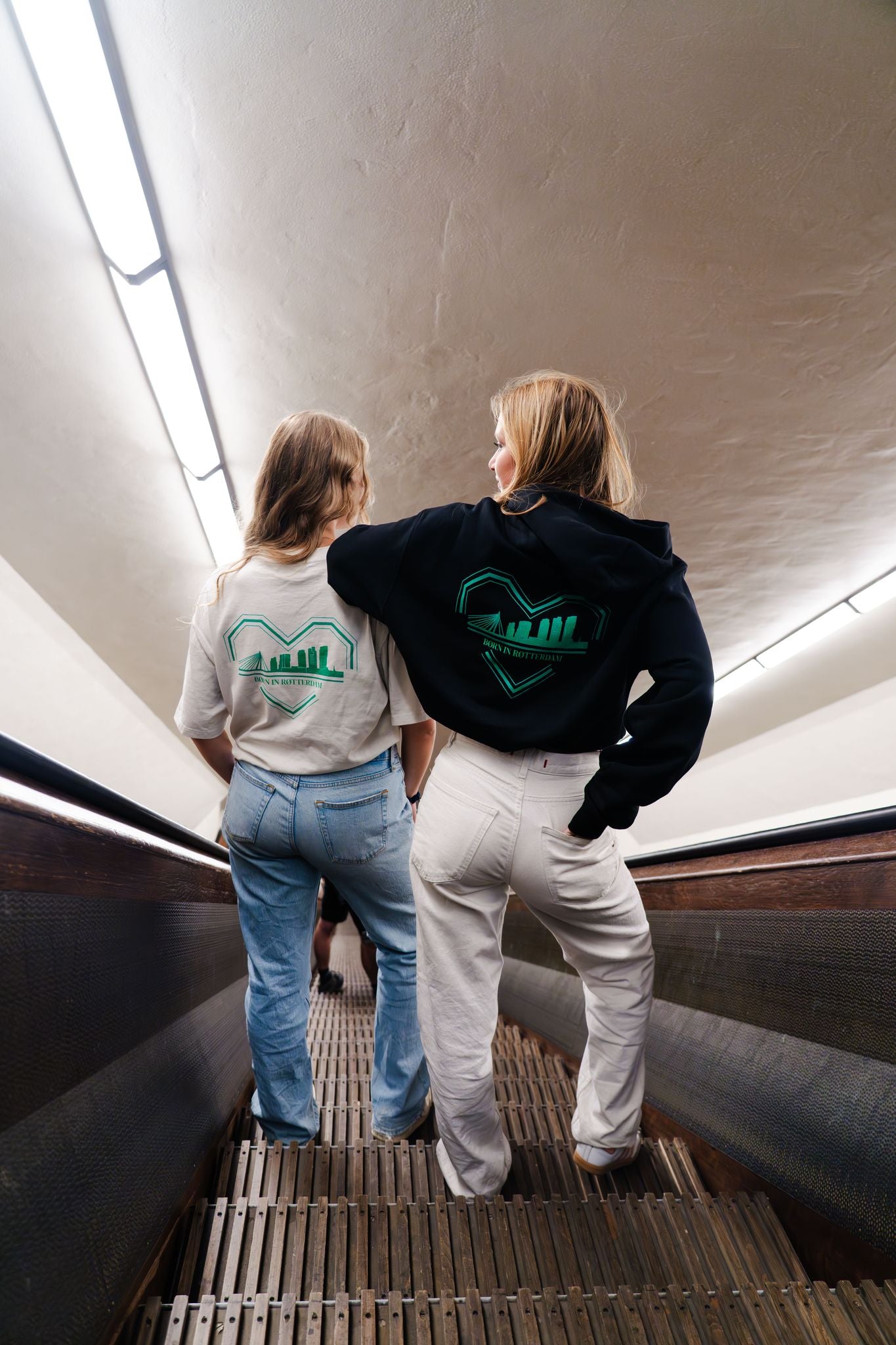 "Groen-wit ontwerp van een gebroken hart met skyline van Rotterdam en de tekst 'BØRN IN RØTTERDAM' eronder, gedrukt op een oversized TRØBL hoodie."