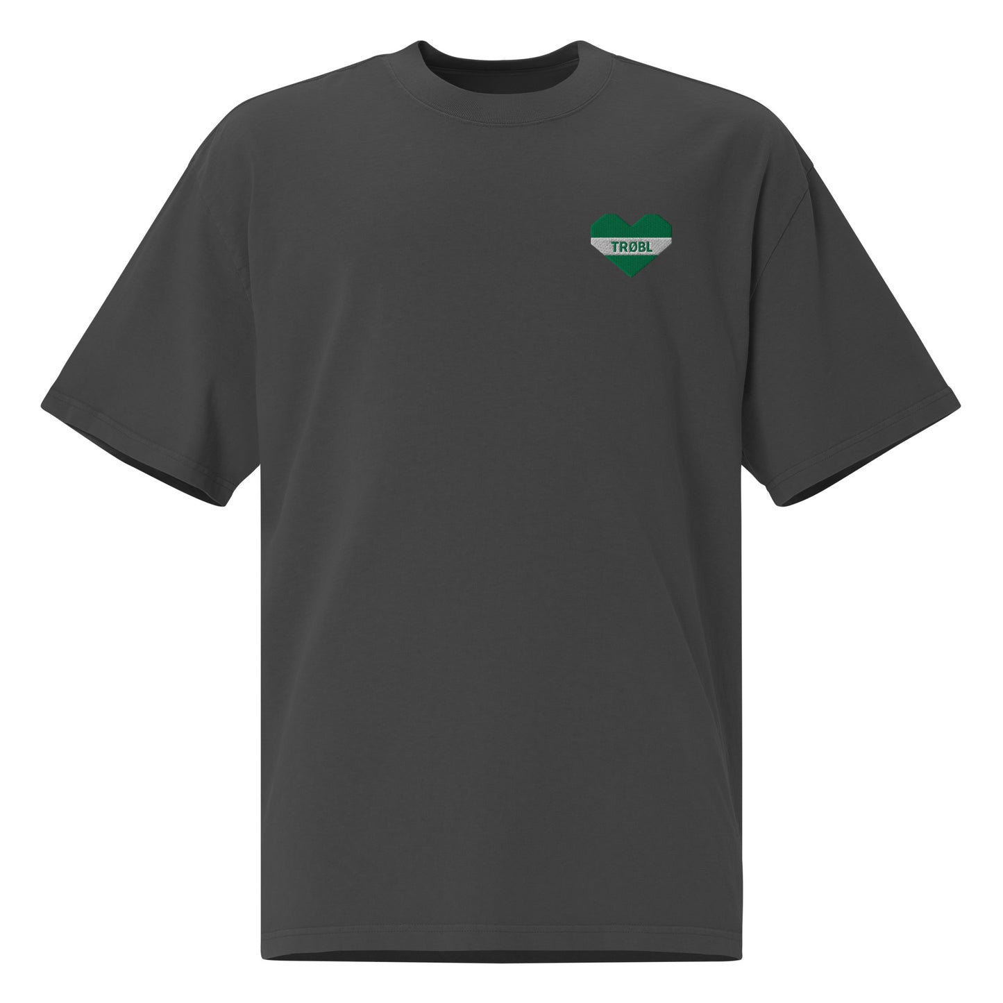 Groen-wit hartvormig TRØBL-logo als borstborduring op zwart oversized T-shirt, geïnspireerd op de stad Rotterdam.