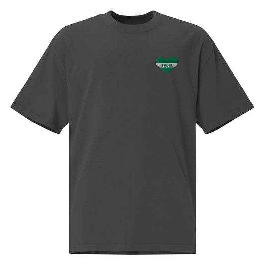 Groen-wit hartvormig TRØBL-logo als borstborduring op zwart oversized T-shirt, geïnspireerd op de stad Rotterdam.