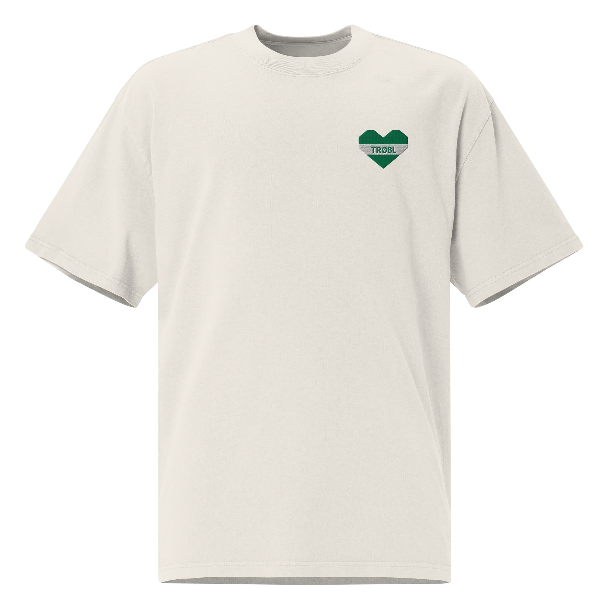 Groen-wit hartvormig TRØBL-logo als borstborduring op wit oversized T-shirt, geïnspireerd op de stad Rotterdam.